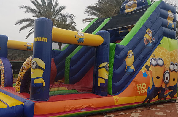 Tobogán hinchable de los minios, para los fans de Gru