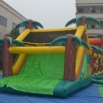 Castillo con tobogán hinchable para fiestas infantiles