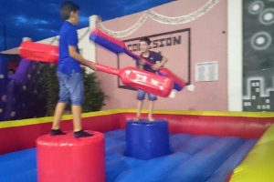 Juego infantil, lucha de gladiadores para cumpleaños